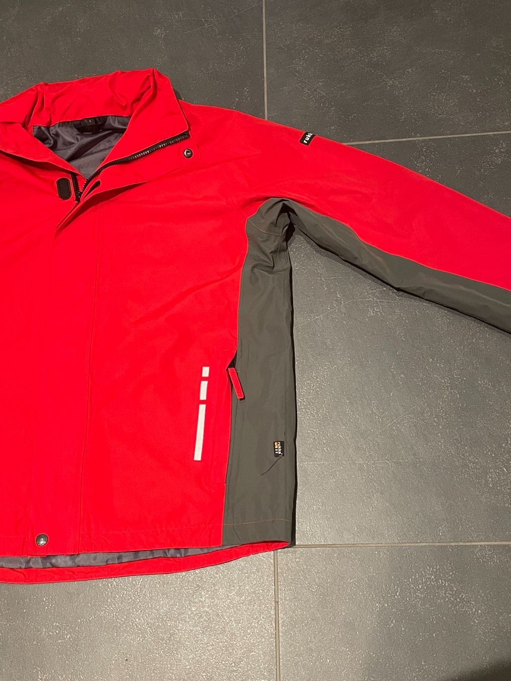 Rukka Giacche: Rukka Regenjacke, rot-grau, Grösse L – Usato da Niederweningen venduto da sho_mb8y 2