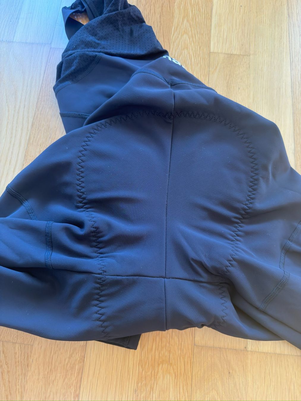 Pas Normal Studios Pantaloni: Pas Normal Studios Mechanism Deep Winter Long Bib, Schwarz – Usato da Zürich venduto da magri_zh 2