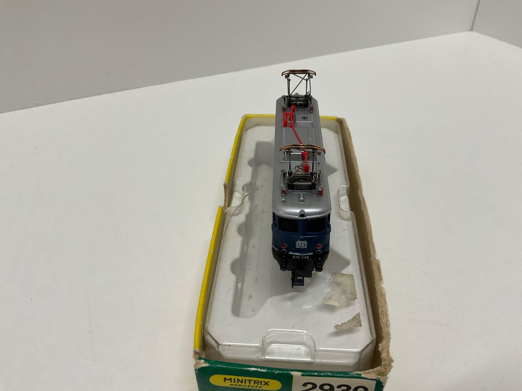 Trix Modellini di ferrovie: Minitrix 2930, Elektrolok, E10 338 blau der DB, Bespielt – Usato da Chur venduto da Chur75 1