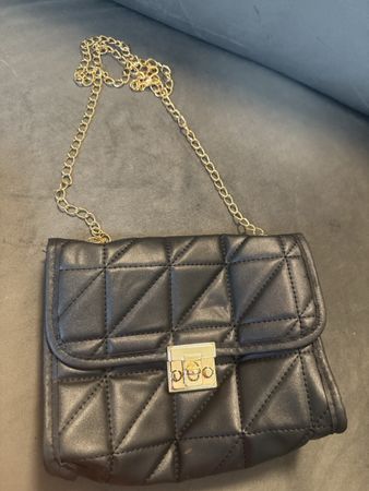 Handtasche schwarz gesteppt mit goldener Kette gebraucht