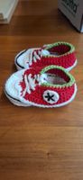 Blaue, gehäkelte Baby-Schühchen, Converse Sneakers-Look, Han