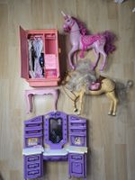 Barbie Konvolut, Pferde, Kleider, Möbel etc