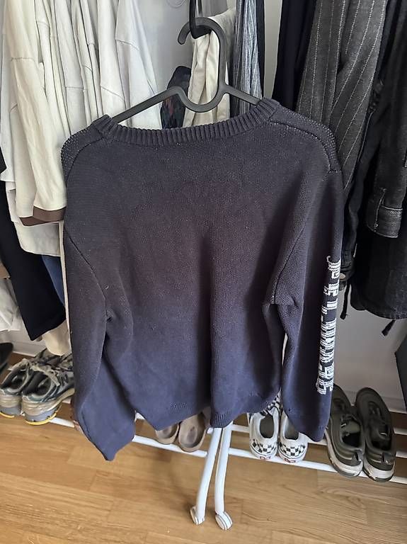 Pullover & Sweatshirts: Weekday Pullover – Gebraucht aus St. Gallen von rechsteinersell 2