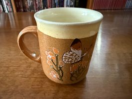 Keramik Tasse braun mit Schmetterling Motiv gebraucht
