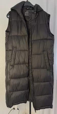 Lange schwarze Steppweste