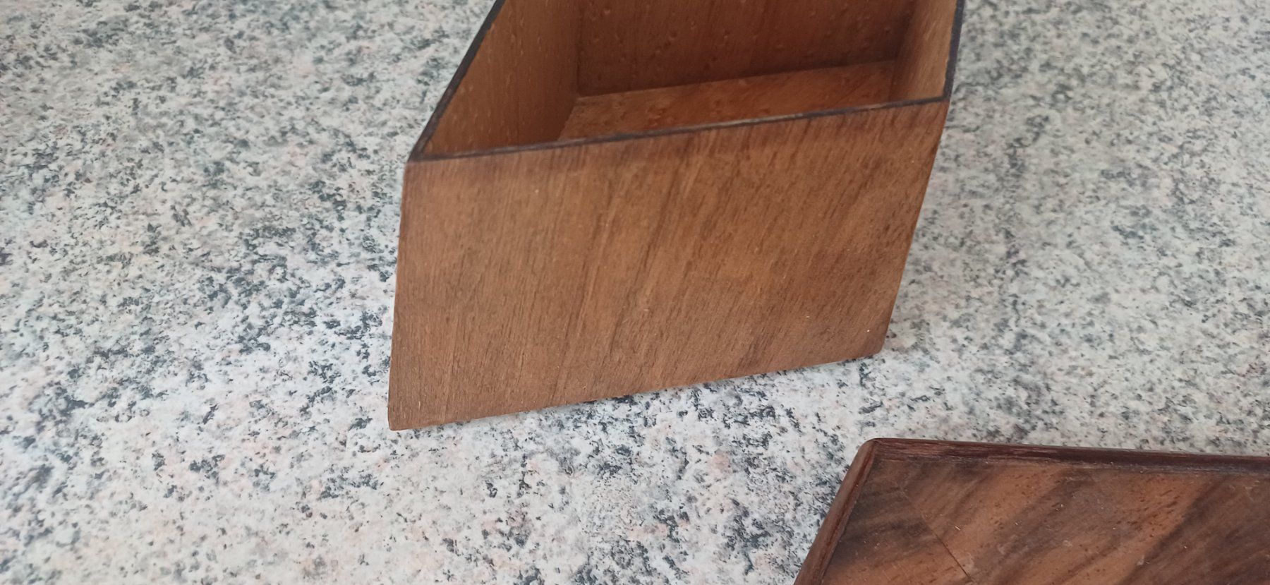 Cassapanche: Schöne Schatulle  Nussbaum mit Einlegarbeiten – Usato da Flawil venduto da Pinkmalibu 7