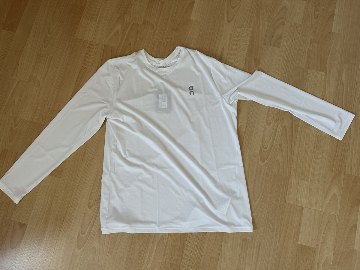 On T-shirts: ON Core Long T-Shirt – Neuf avec emballage d'origine à Chur par Sim7000