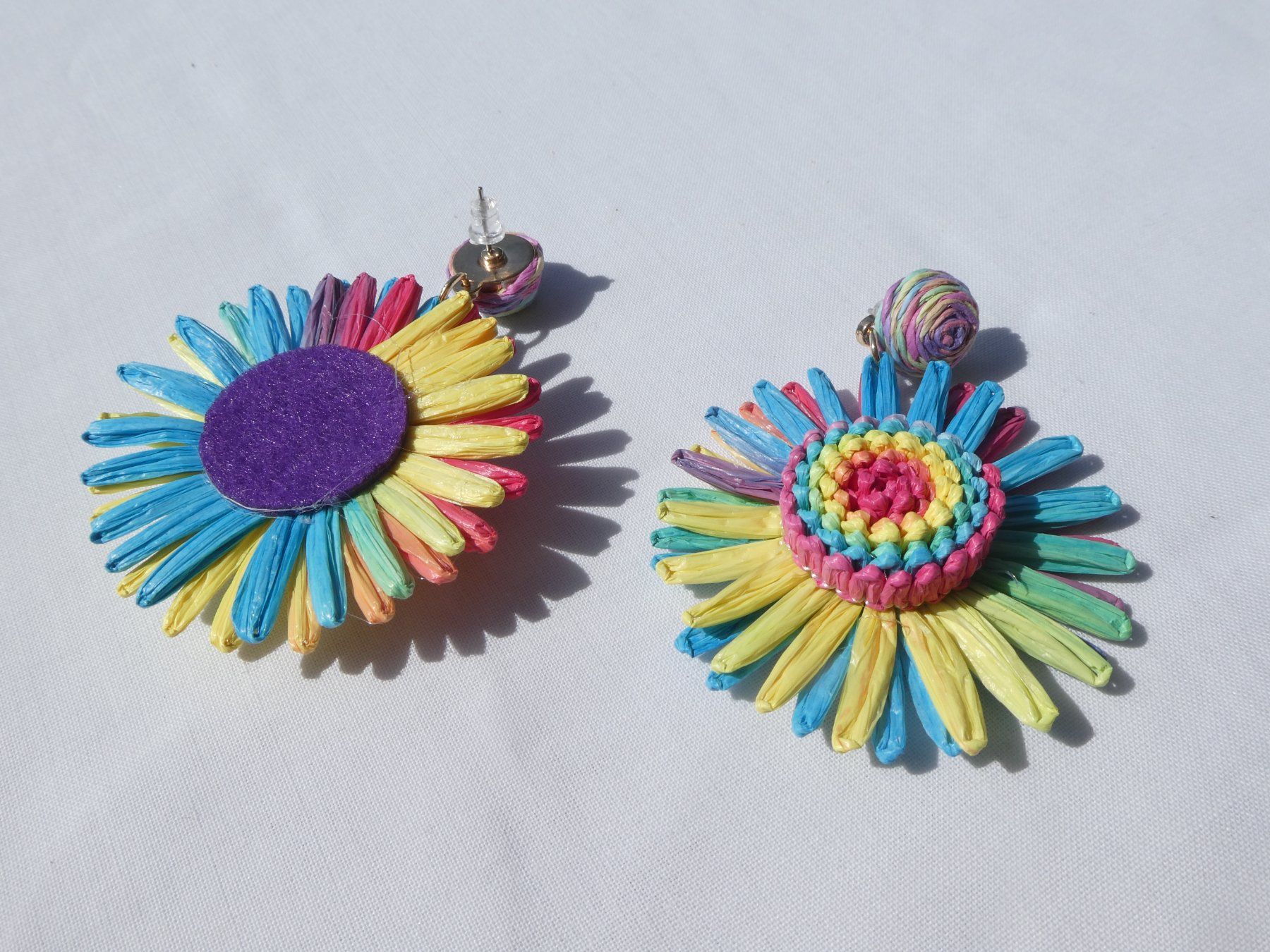 Boucles d'oreille: Grosse Raffia-Blumen-Ohrstecker, Modeschmuck / NEU – Neuf (Voir description) à Gattikon par kaandooh 2