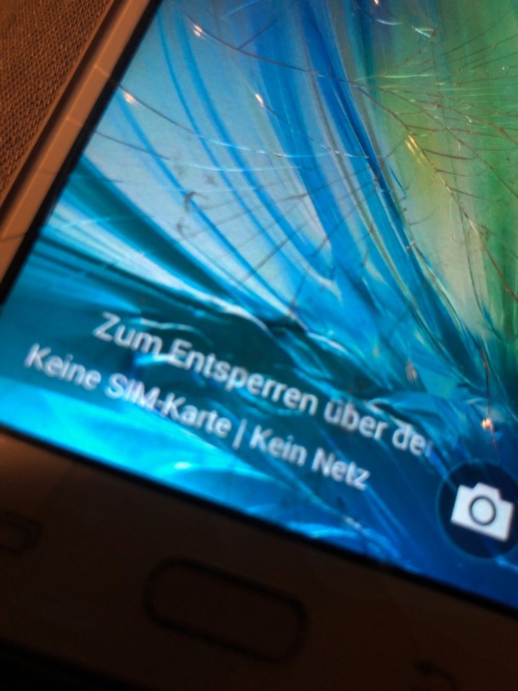 Samsung Handys / Smartphones: Samsung Galaxy J1 von 2015 defekt – Defekt aus Hinterkappelen von atomschnee 3