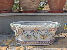 Grande jardinière in maiolica policroma teste ariete  89 cm