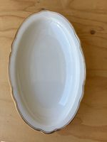 Plat ovale en porcelaine avec bordure doré lo 23cm