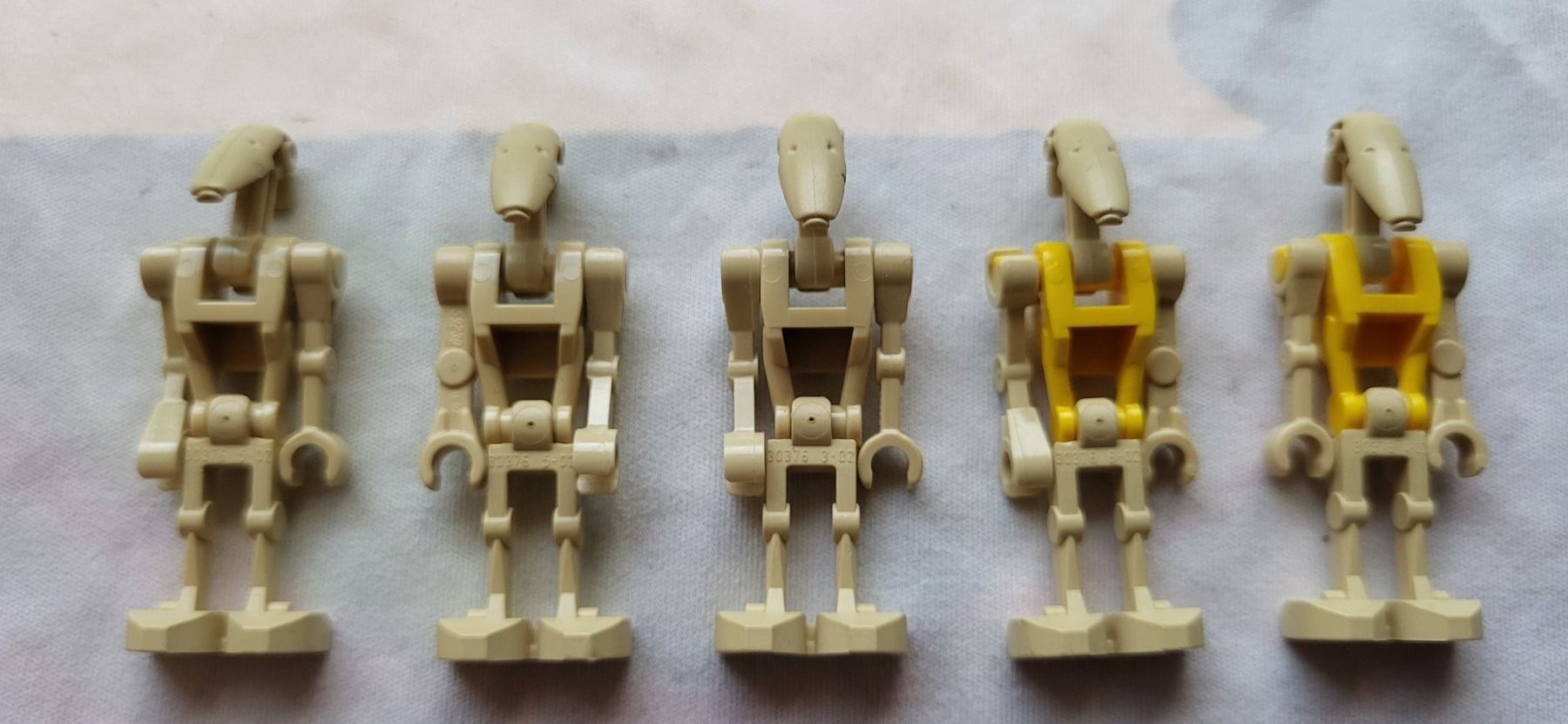 Lego Spielzeuge: 3x Lego B1 Battle Droid 2x Lego B1 Command Droid – Gebraucht aus Zürich von