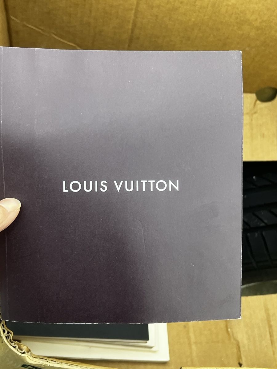 Louis Vuitton Dokumente: Louis Vuitton Uhrenprospekt 2006 – Gebraucht aus Wettingen von NickInc