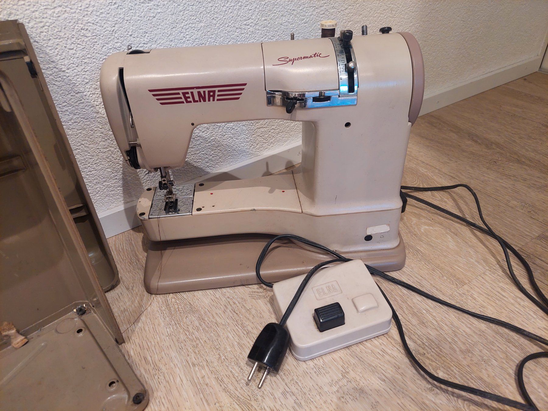 Machines à coudre: Alte Nähmaschine Elna Supermatic – D'occasion à Herzogenbuchsee par debora01
