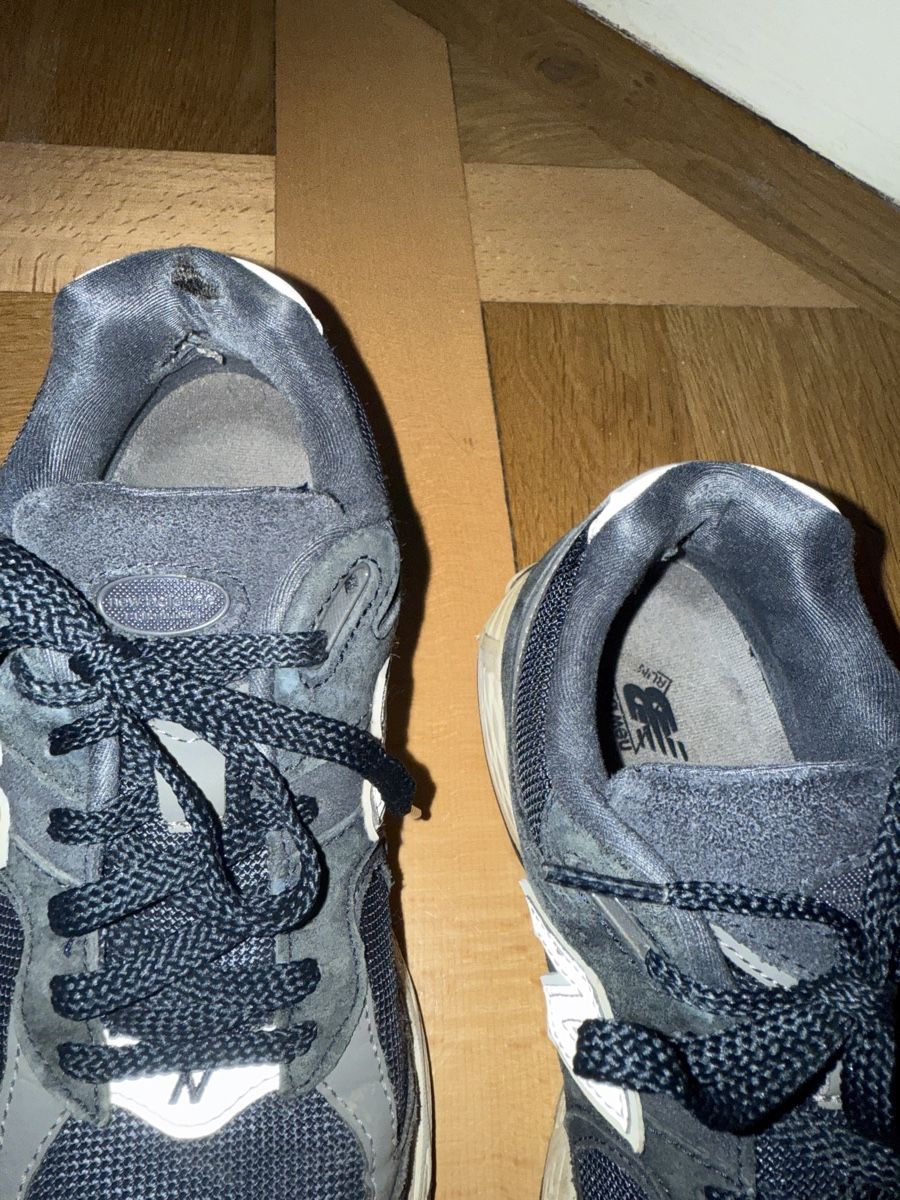 New Balance Scarpe da uomo: New Balance 2002R dark blue size 39.5 – Usato da Genève venduto da woo_qt79 1