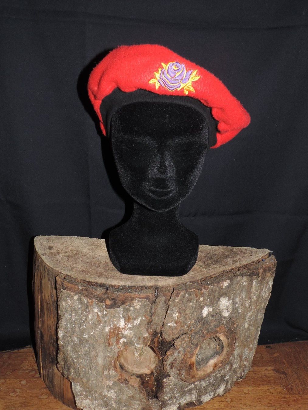 Copricapi, berretti & cappellini: béret rouge avec fleur – Usato da Genève venduto da Axelle333 3