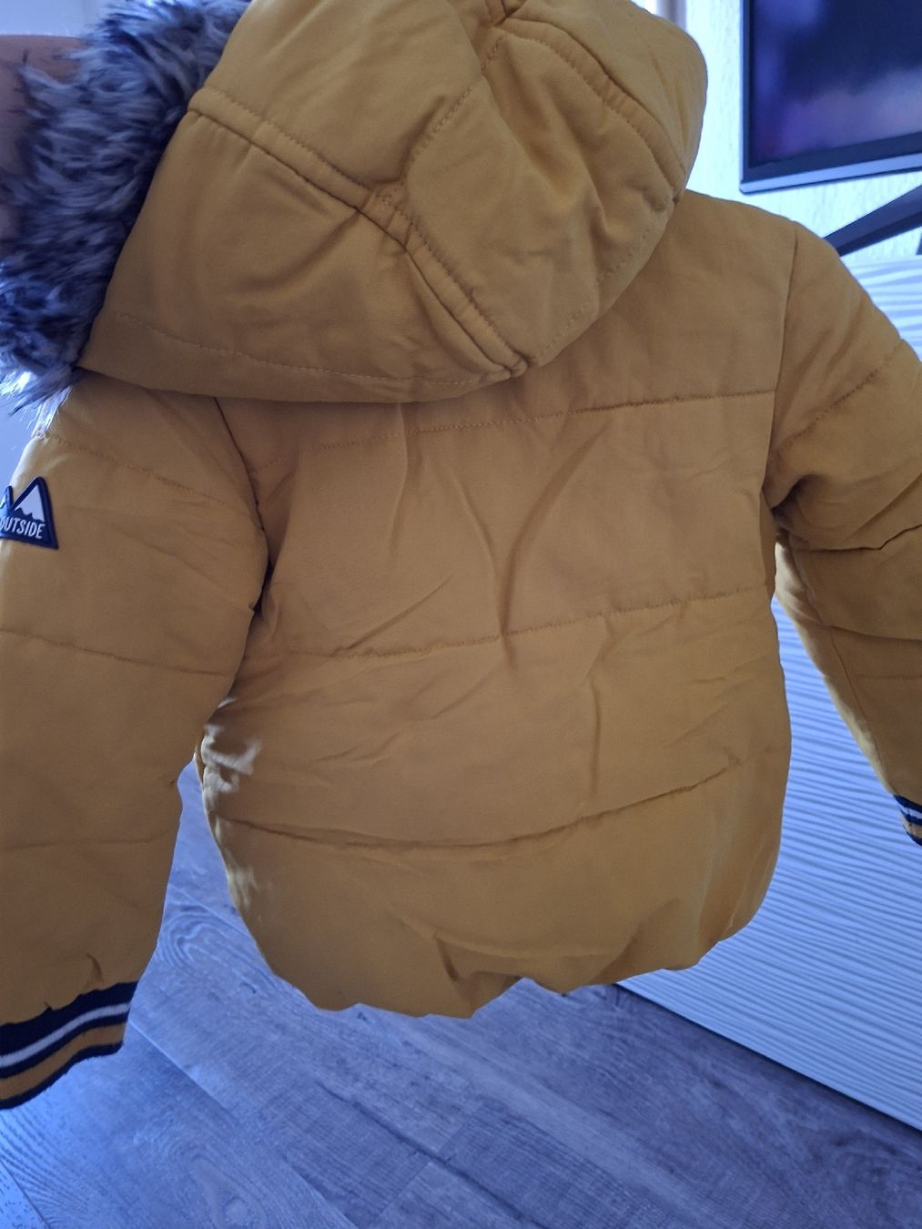 Jacken & Mäntel: Kinder Winterjacke mit Kapuze Grösse 92  – Gebraucht aus Winterthur von Ausmisten2026 1
