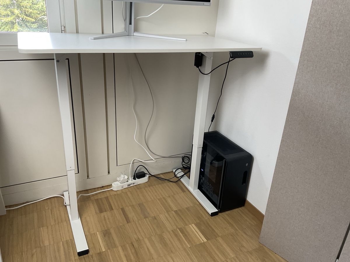Scrivanie: Bureau réglable en hauteur électriquement – Nuovo (secondo la descrizione) da Vevey venduto da jasonbelanger 1