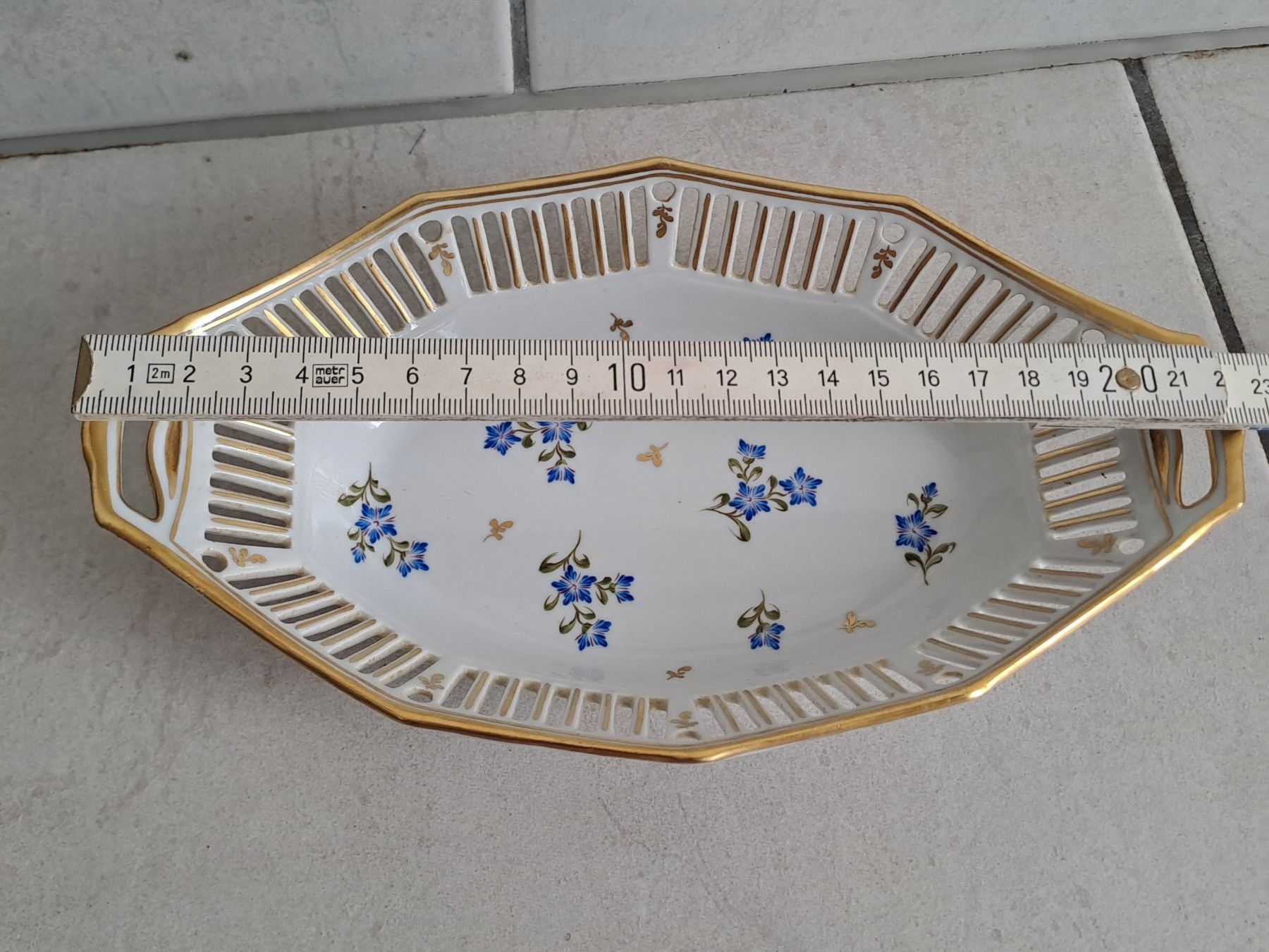 Piatti di portata: Schale, handbemalt, mit Goldrand und Blumenmuster – Usato da Frauenfeld venduto da Andadaa 2