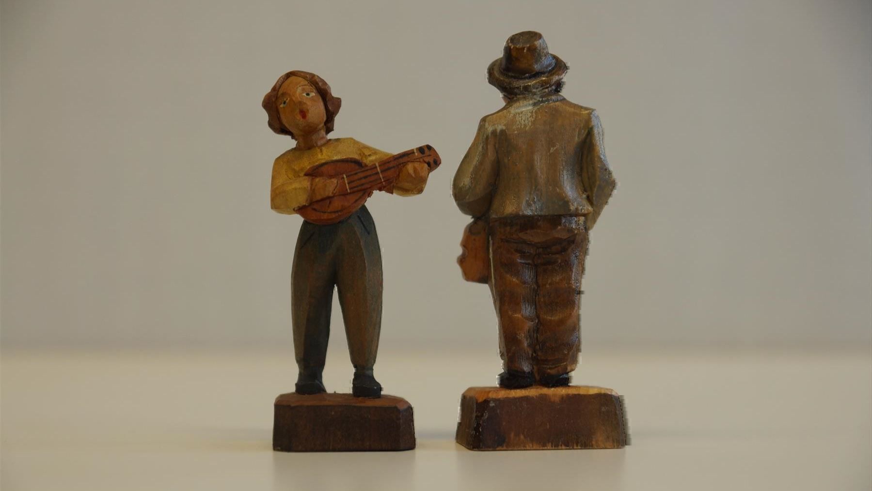 Skulpturen & Statuen: Musikantenpaar, geschnitzt – Neu und originalverpackt aus Brienz BE von P.Edelweiss 1