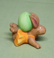 Hase mit Ei
