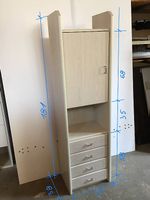  Schrank in hellem Holzdekor mit Schubladen