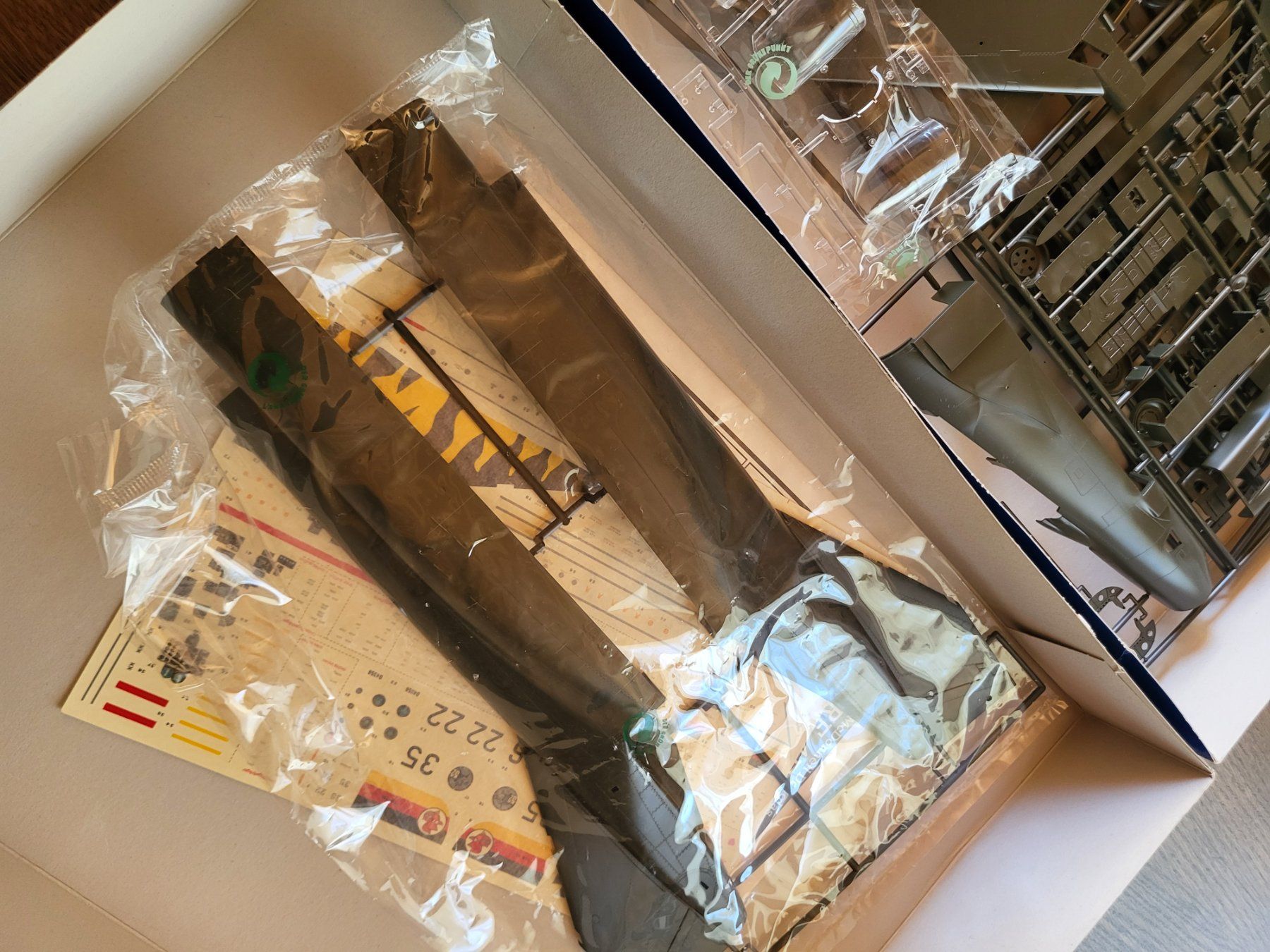 Revell Kit di modellismo & Modellini statici: REVELL 1/32 04798 McDONNELL DOUGLAS RF-4E PHANTOM – Usato da Sonceboz-Sombeval venduto da ant_cd5j 5