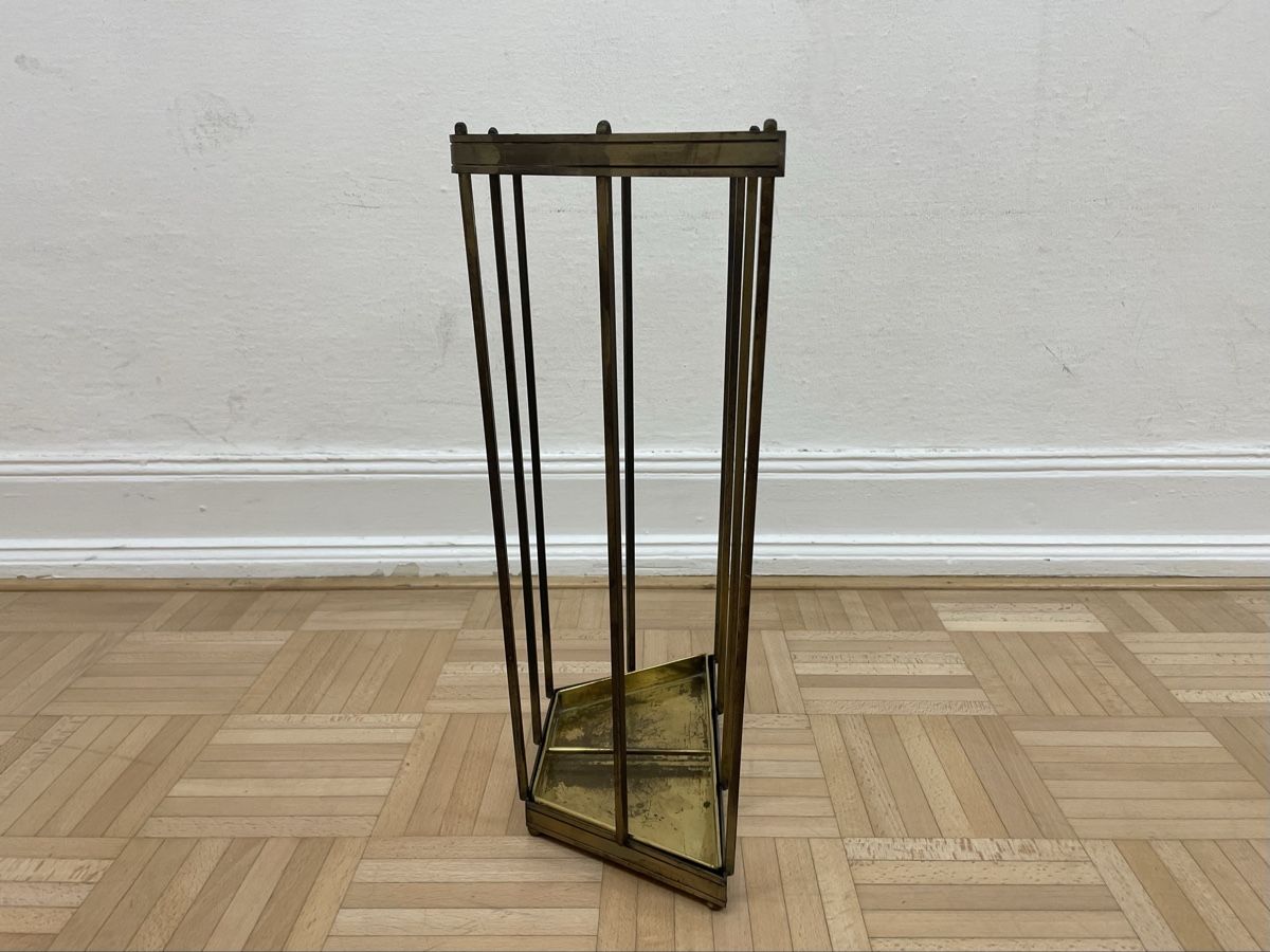 Sonstige Büroeinrichtungen: Schlichter Art Deco Messing Schirmständer Wandschirmständer – Gebraucht aus Zürich von Vintagewiesel 8
