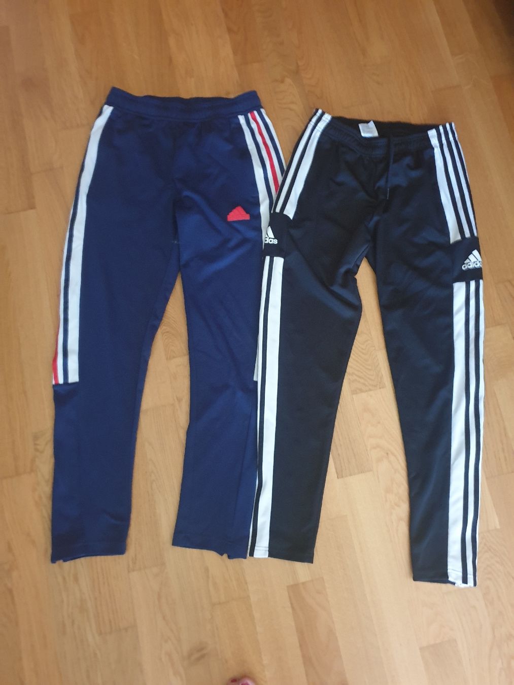 Adidas Lotti & Set di vestiti: Pantalon Adidas comme neuf – Usato da Fribourg venduto da mal_8zjh