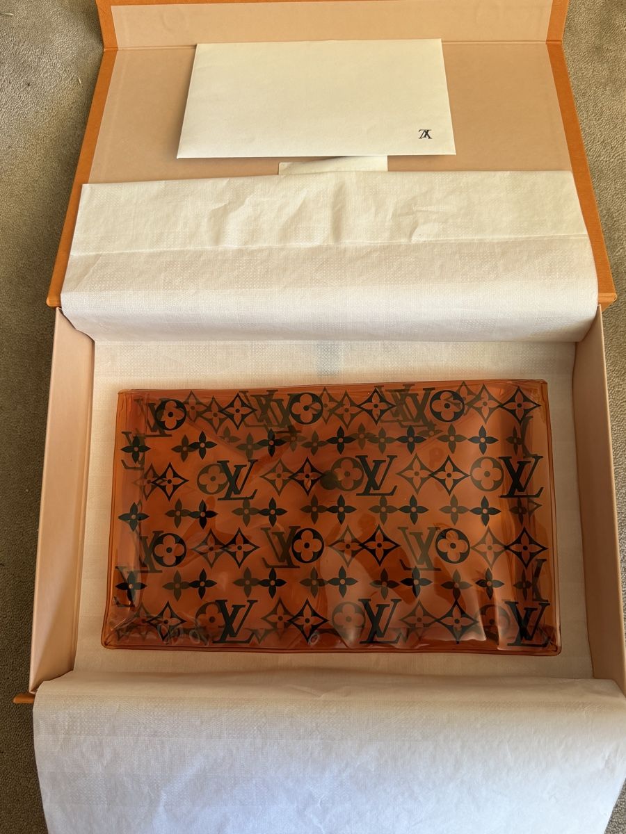 Louis Vuitton Custodie per cosmetici: Louis Vuitton Pochette Orange Monogram Transparent – Nuovo e nell'imballaggio originale da Gals venduto da sop_s7mz 1