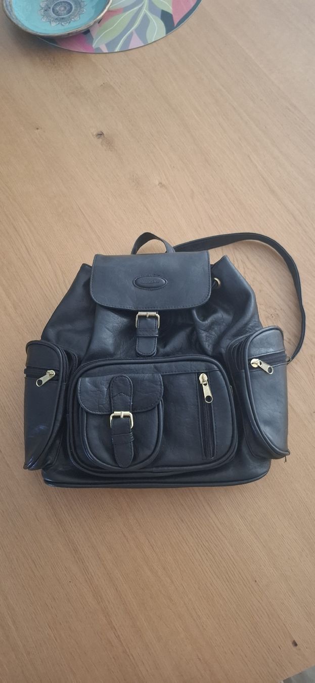 Rucksäcke: Schwarzer, kleiner Rucksack aus Kunstleder – Neu (gemäss Beschreibung) aus Ried-Brig von Allerlei-2026
