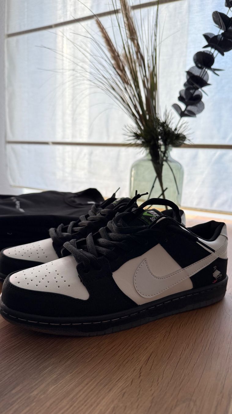 Nike Scarpe da uomo: Nike SB Dunk Low Panda Pigeon Gr. 45 – Nuovo (secondo la descrizione) da Hünenberg See venduto da Poli4 2