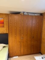 Kleiderschrank aus Holz dreitürig