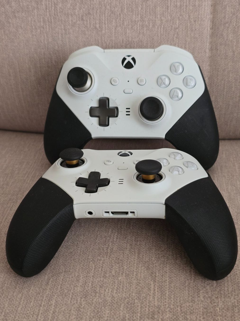 Microsoft Controller: 2 Xbox Elite 2 Core/sehr guter Zustand – Gebraucht aus Basel von Esmen 1