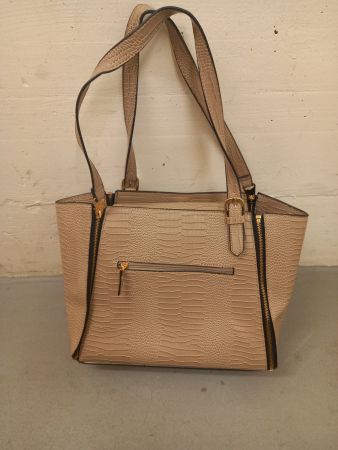 Elegante Handtasche mit abnehm. Seitenteile