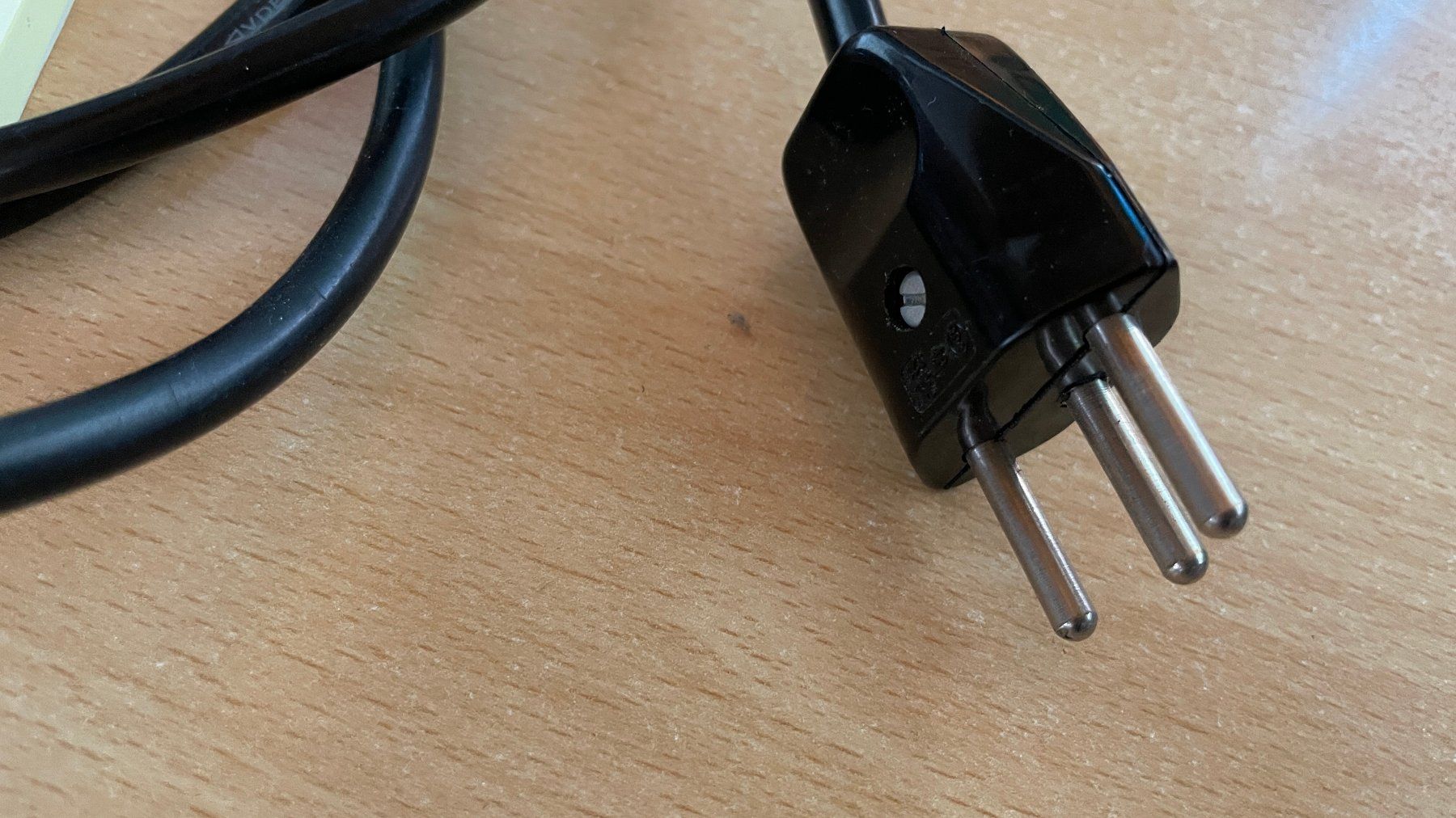 Câbles: Gerätekabel 1,8m schwarz mit Schweizer Stecker – D'occasion à Glattfelden par cybermaxx 2