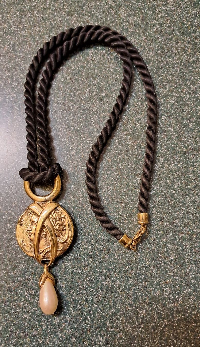 Pierre Lang Catenine: Edles Collier mit Medaillon & Perle - ein Hingucker! – Usato da Gampel venduto da hil_q526