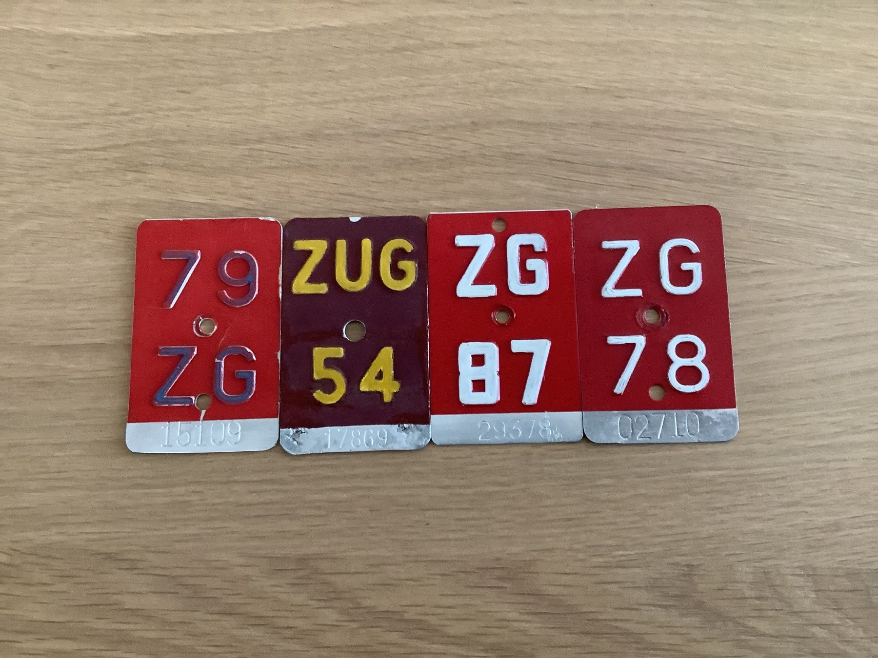 Insegne: 4 alte Zuger Velonummern – Usato da Holzhäusern ZG venduto da tho_8my6