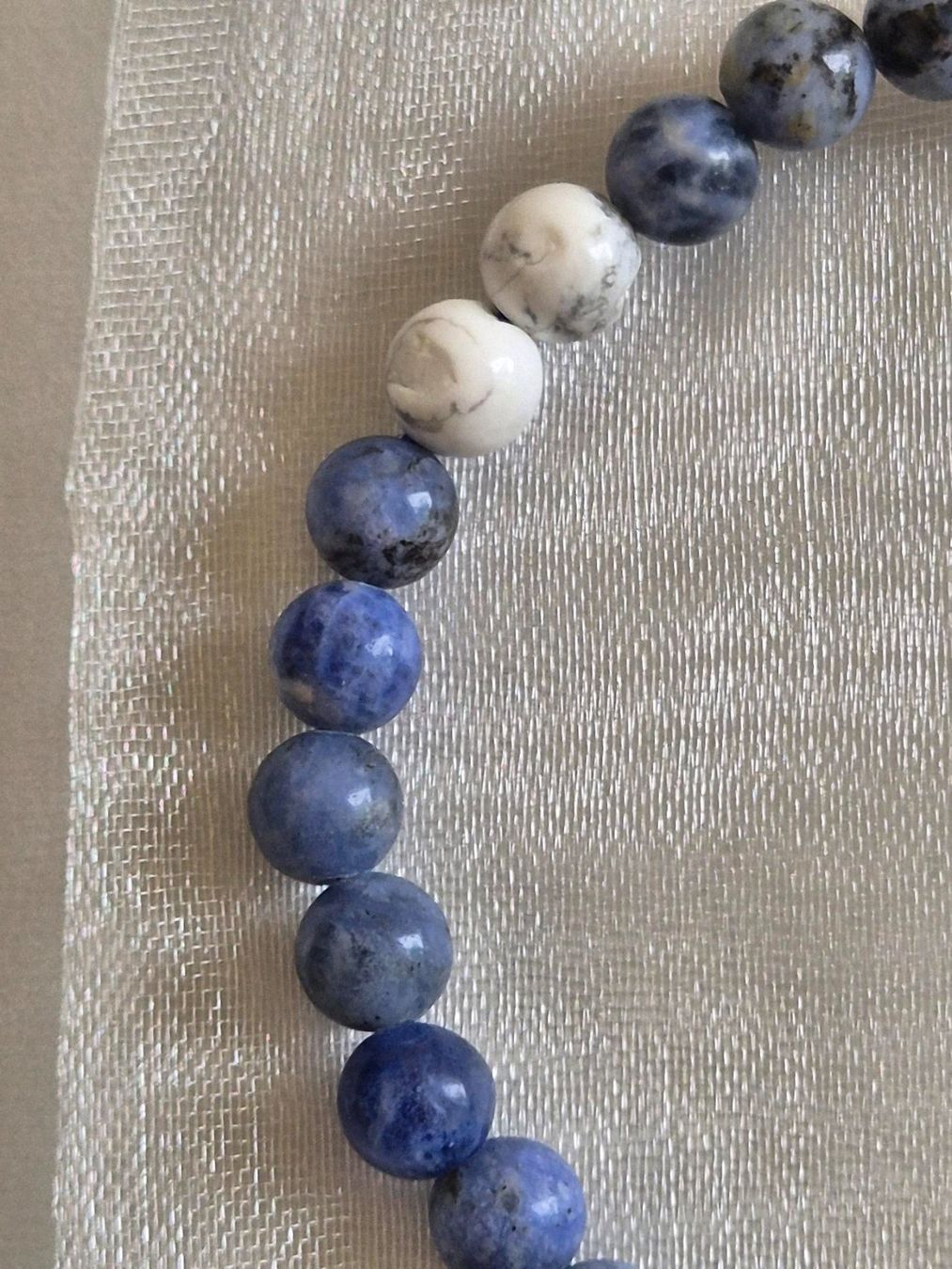 Bracciali & Braccialetti: Sodalith mit Howlith Armband 6mm – Nuovo e nell'imballaggio originale da Rüti ZH venduto da pep_l9zp 1