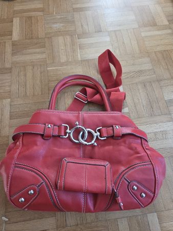 Rote Handtasche mit Portemonnaie