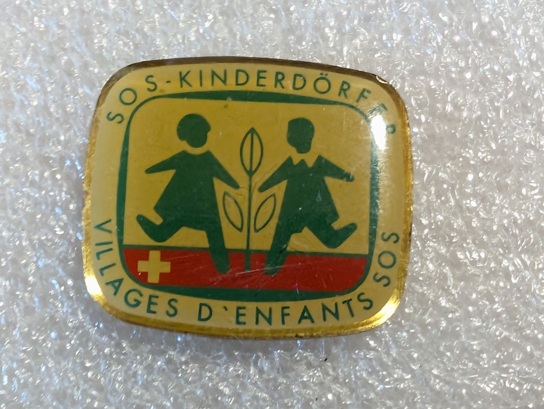 Placchette & Badge: Ansteckpin 287: SOS Kinderdörfer – Usato da Oppligen venduto da Pin-Fall-Shop