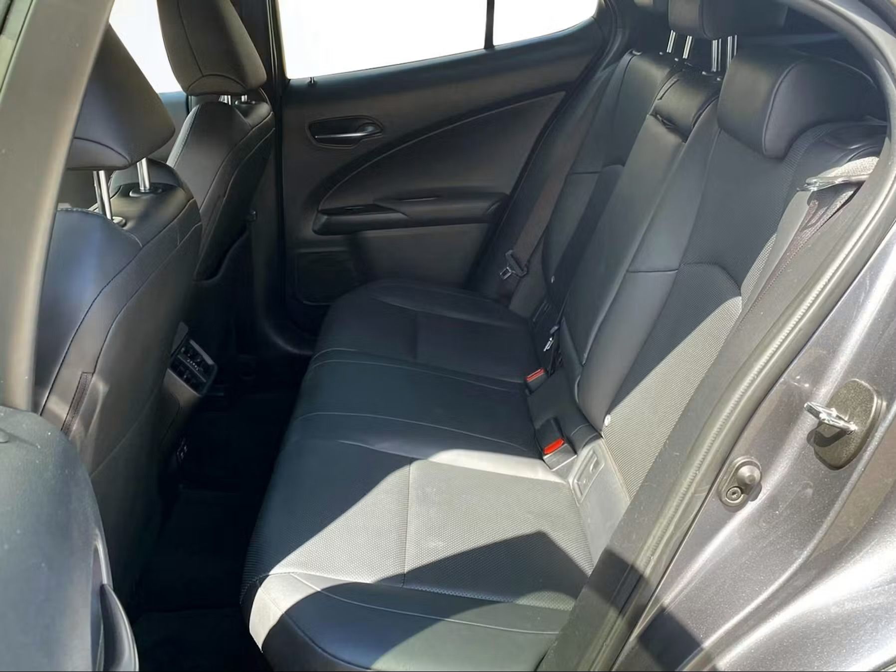 Lexus Automobili: Lexus UX 250 H – Usato da Liestal venduto da Goldart 2