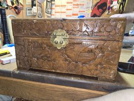 Holz Truhe Schnitzerei Messing Beschlag abschliessbar (D)