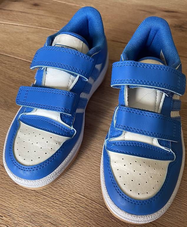 Schuhe für Jungen: Adidas Schuhe Grösse 30 – Gebraucht aus Luterbach von D_Borer88