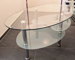 Moderner Glas-Couchtisch mit Ablage - guter Zustand!