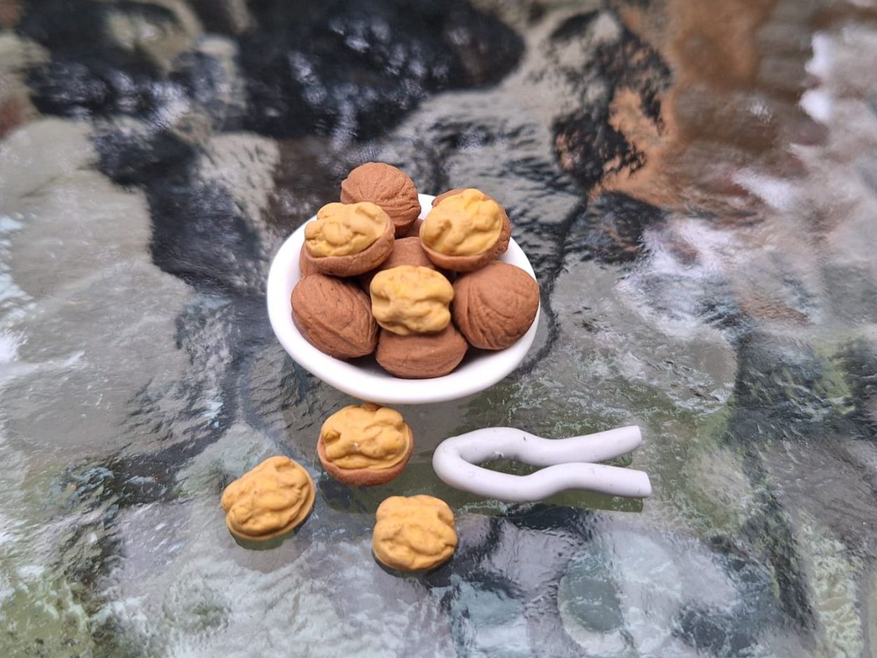 Case e mobili per bambole: Handmade Baumnuss Schale mit Nussknacker – Nuovo (secondo la descrizione) da Zürich venduto da HandmadeTinyFood