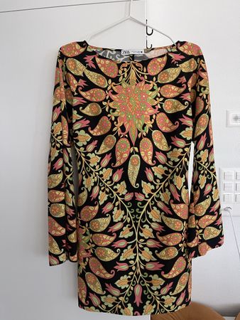 Sommerkleid mit Muster und Rückenausschnitt
