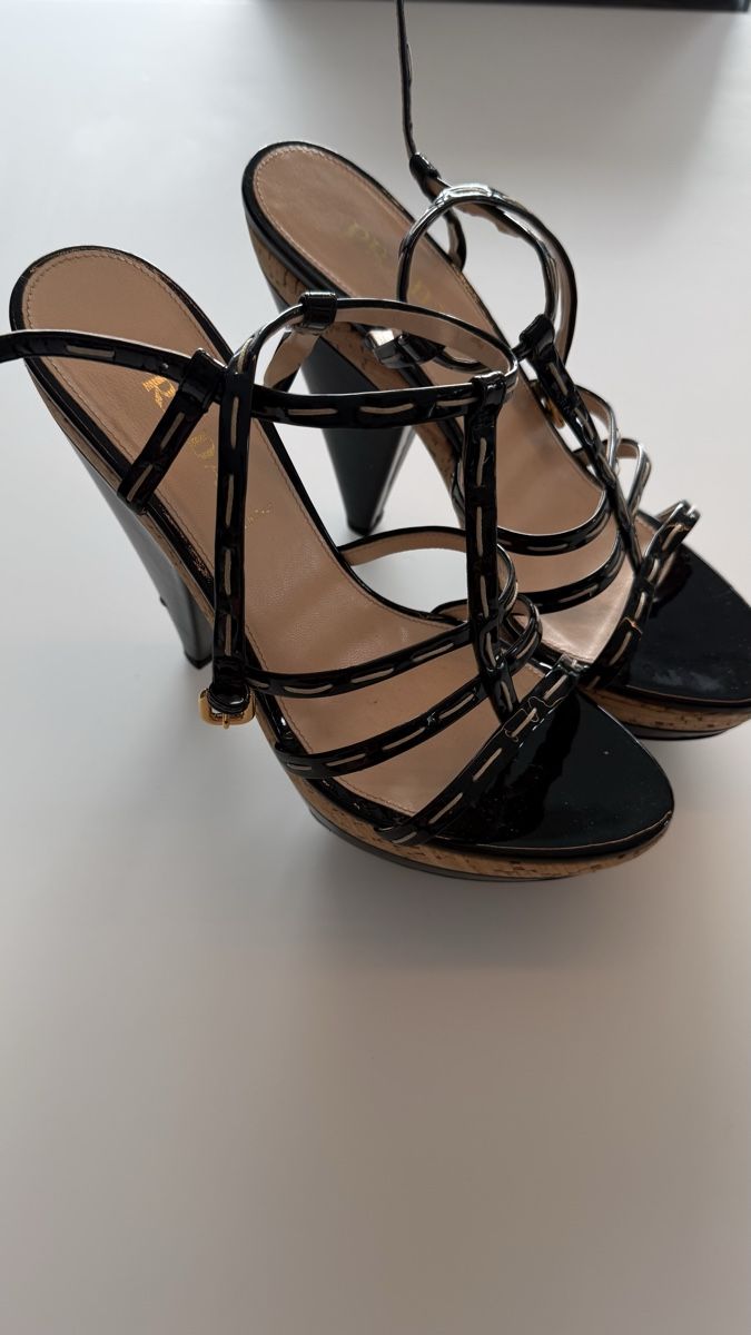 Prada Scarpe da donna: Prada Lackleder Sandalen, Schwarz, Grösse 39 – Usato da Horw venduto da TripleJay 1