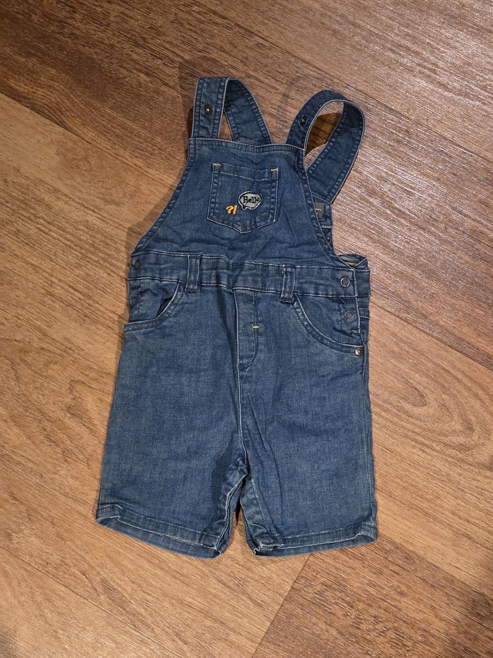 Jeans: Salopette courte en jean bébé - Taille 23 mois – Nuovo (secondo la descrizione) da St-Blaise venduto da ame_c6mb