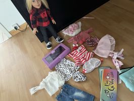 Im Glück Puppe mit viel Zubehör